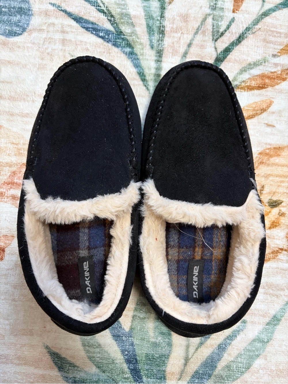 Dakine Black Moccasin Slippers with Cream Faux Fur Trim Mens Large